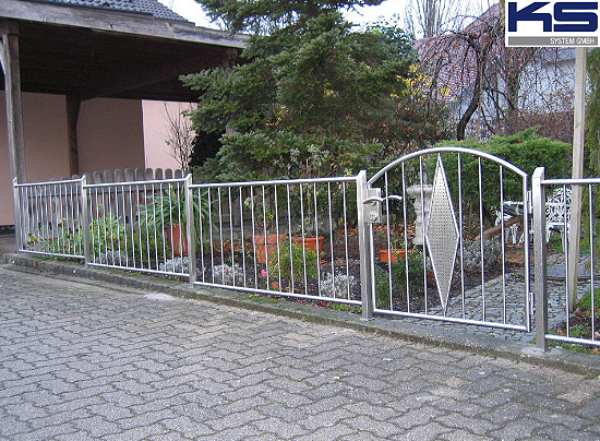 Metallzaun mit Tor in der Nähe von  Heddesheim