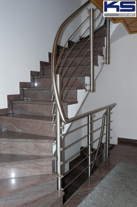 Treppe mit Geländer im Raum 69514 Laudenbach