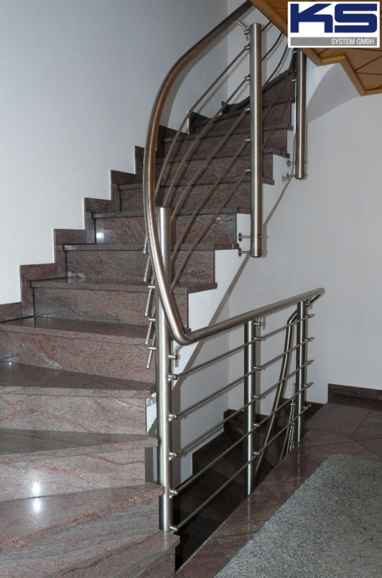 Treppe mit Geländer im Raum  Mertesheim