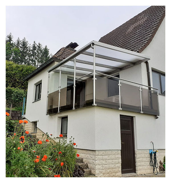 Balkonüberdachung aus Edelstahl und Glas 